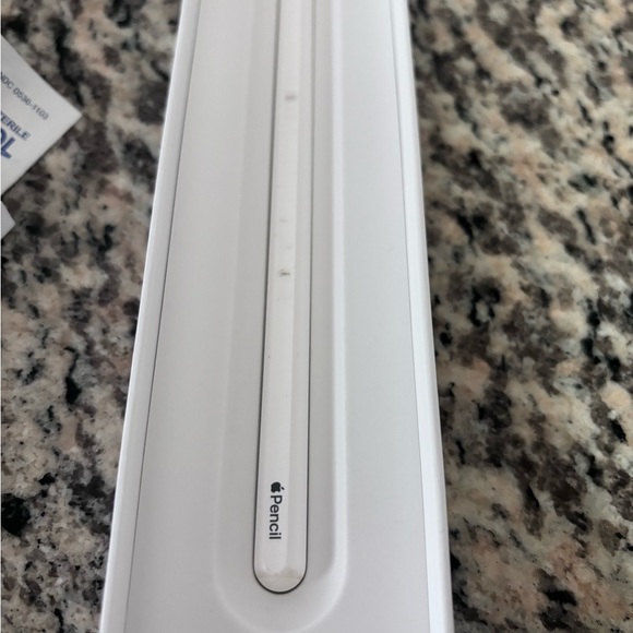 Ipad 12.9 4th generation bundle with apple keyboard/case and Apple Pencil - Picture 9 of 10